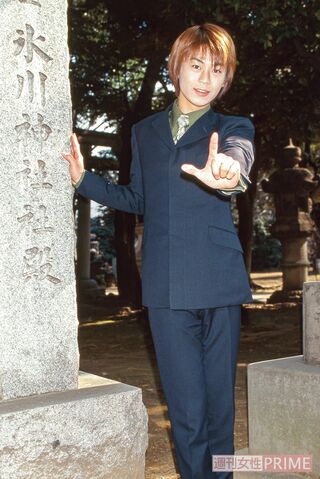 '01年10月。セカンドシングル『大井追っかけ音次郎』のヒット祈願を東京・氷川神社にて　撮影／廣瀬靖士、本誌写真班