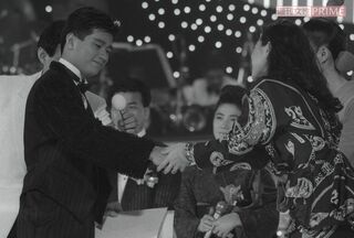 第13回『日本テレビ音楽祭』で熱い握手を交わす近藤真彦と中森明菜（1987年）