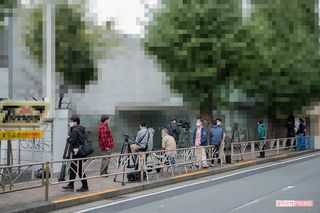 竹内さんが自殺したとみられる現場にかけつけた報道陣（2020年9月27日）