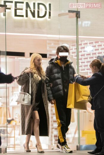新カレ“FENDIおじさん”とFENDIで買い物デートを楽しんだ加藤紗里（'21年1月）