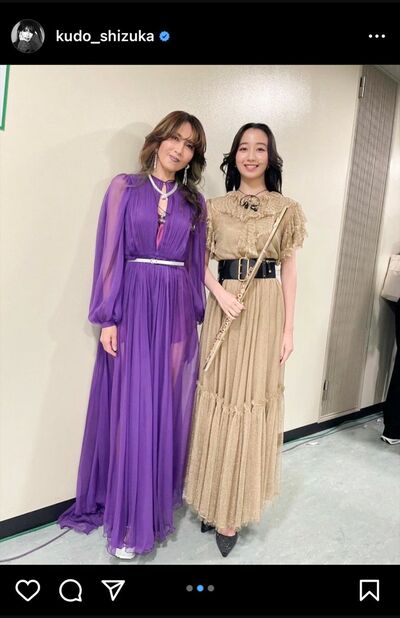 「紅白の衣装。ドラマチックなドレスなので盛らず、ノーアクセで大人の余裕を」（弓桁さん）（本人インスタグラムより）