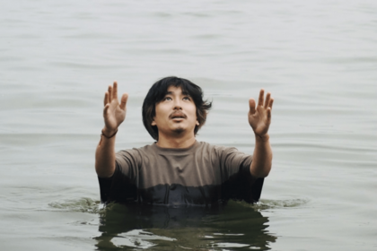 ガンジス川で沐浴する様子