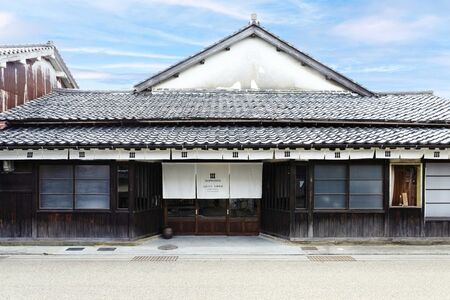 旧造り酒屋の風情を残す和室から、庭を望む部屋まで趣の異なる全6室
