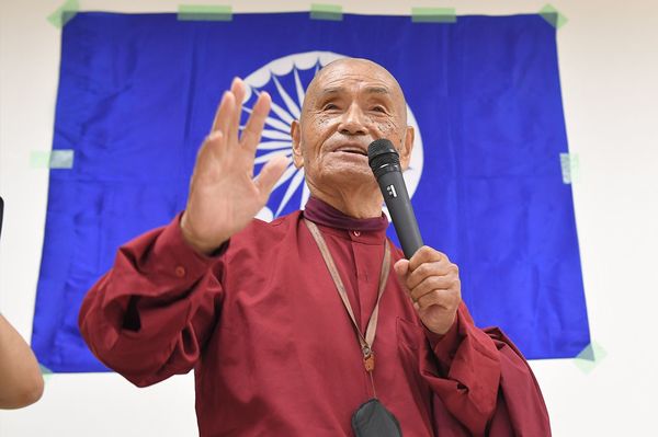 在日インド人で組織するアンベードカル博士国際教育協会日本支部で、佐々井さんの歓迎会が開かれた。「みんなの元気な様子に安心しました」と佐々井さん　撮影／渡邉智弘