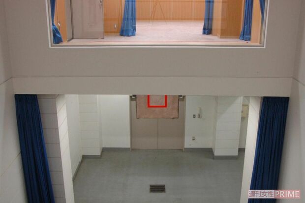 （3）ガラス越しに検察官や拘置所の幹部が執行の状況を見届けるための立会室から見た執行室（執行室の写真／2010年法務省提供）