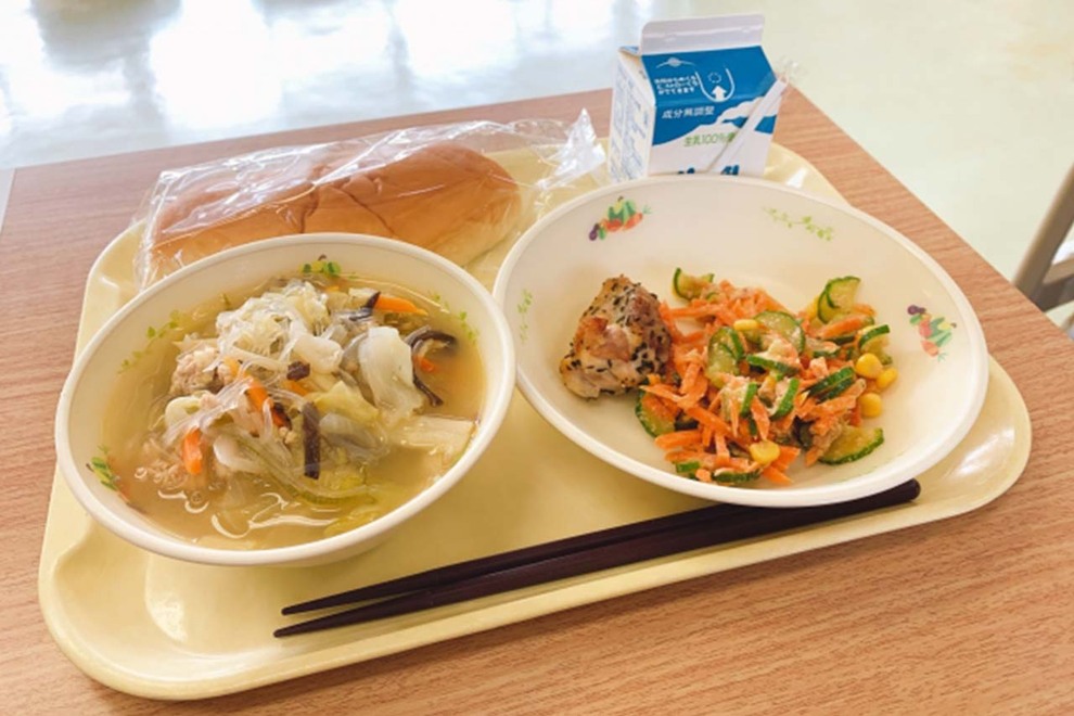 公立小学校で給食無償化開始も親は悲鳴「お金払うから…」1食300円の限界、質素すぎる実態にNO