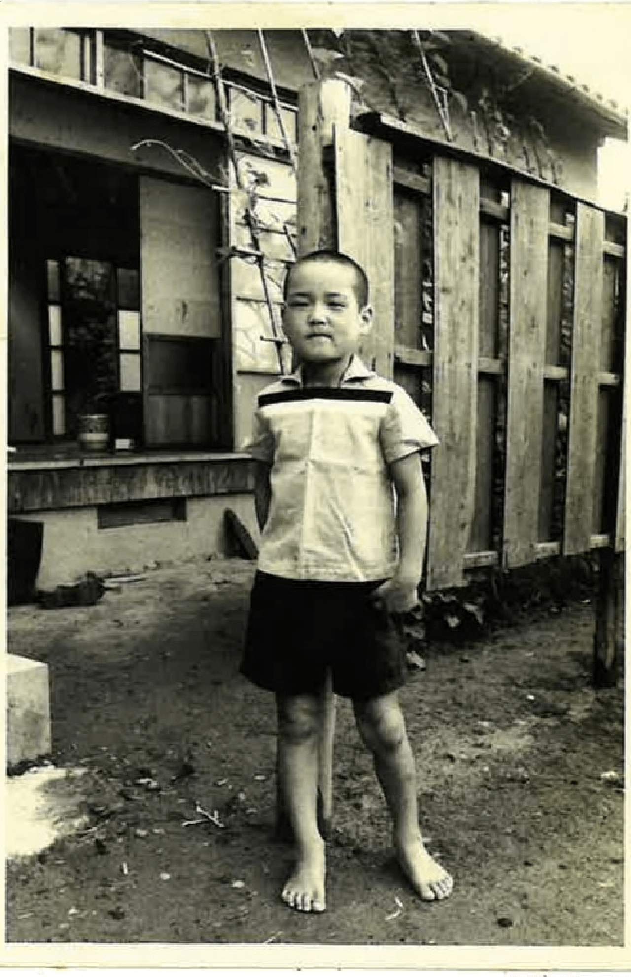 小学校に入ったばかりのころの原口さん。丸刈りではだし、いかにもやんちゃそう!