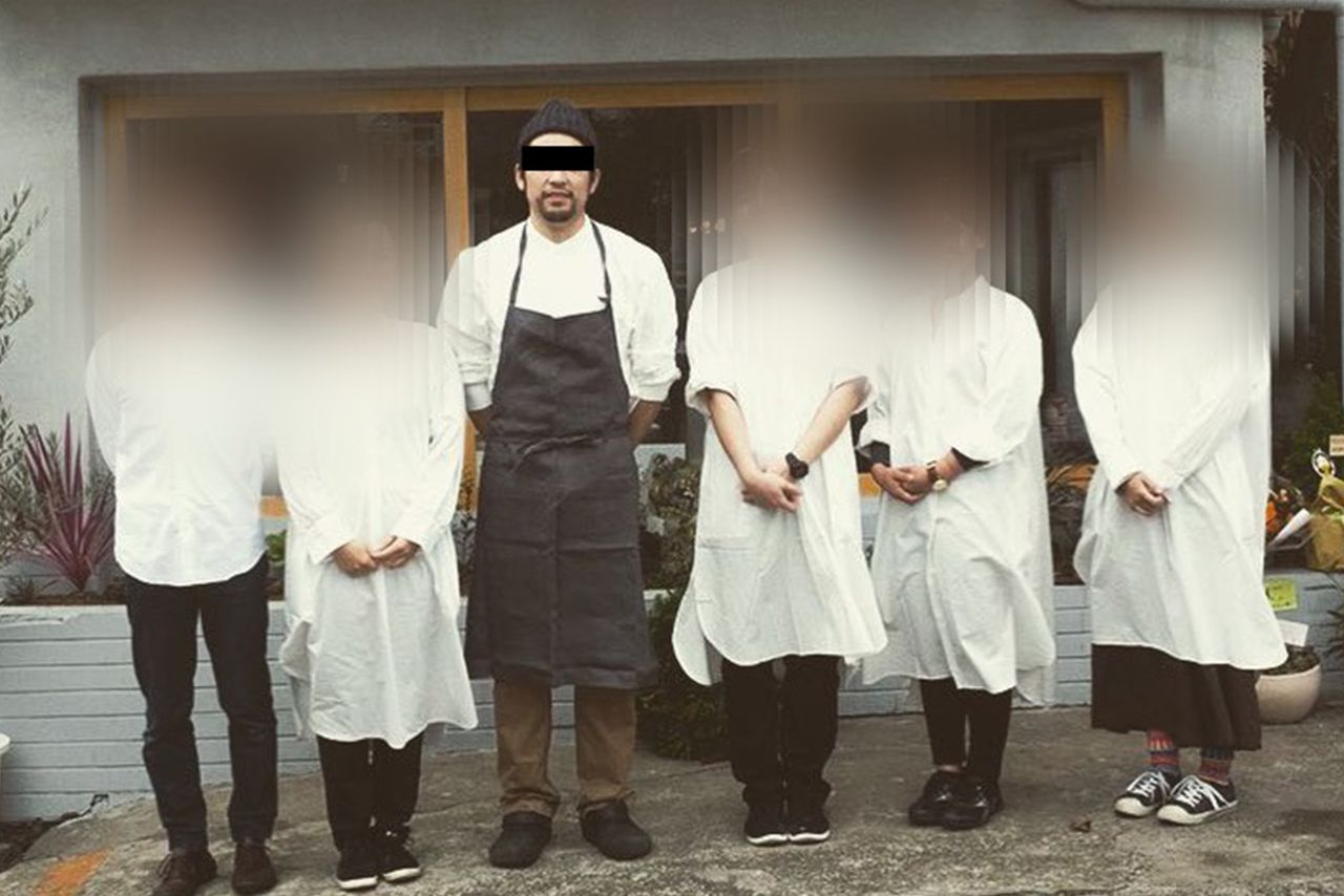 『I』のスタッフたちと並ぶ自殺したT（『I』のフェイスブックより）