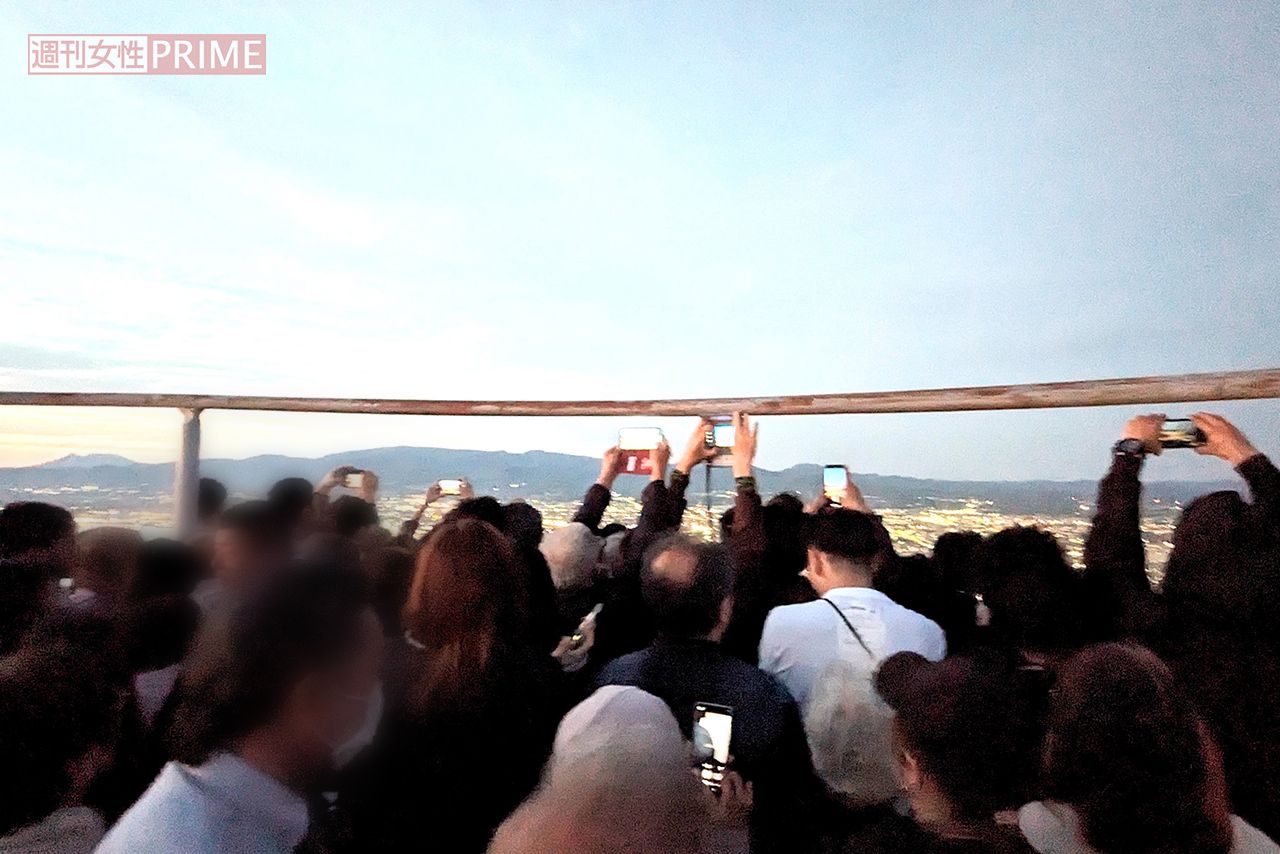 北海道・函館山には平日にも関わらず多くのインバウンド客が（編集部撮影）