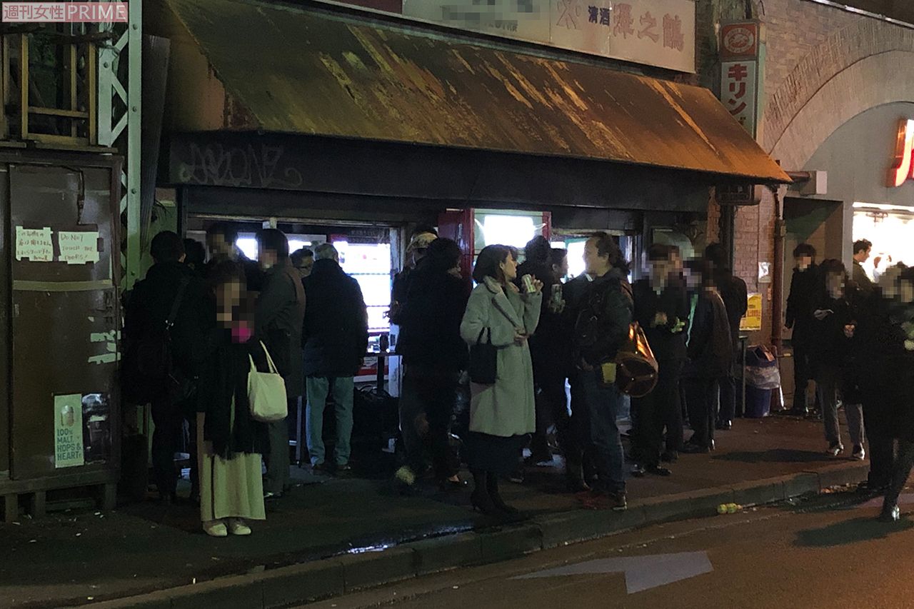 東京・有楽町駅周辺には帰りがけに“ワンカン”（外で缶入りアルコール飲料を飲むこと）を楽しむ人々の姿がよく見かけられる。ストロングはここでも大人気