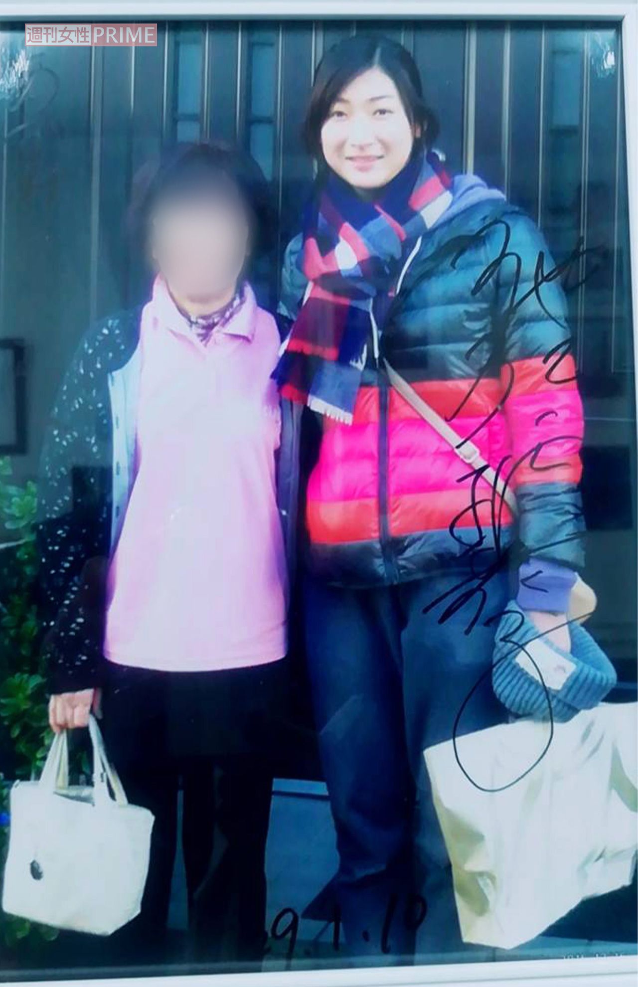 祖父母が通っているヘアサロンの店主と撮影。店内の一角は、池江選手の写真や新聞記事が飾ってある