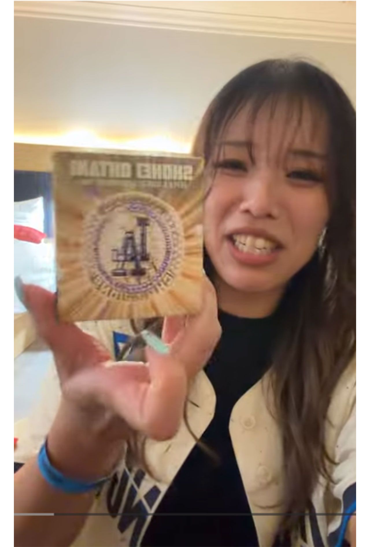 ドジャースから豪華ギフトをもらったYouTuber、大谷選手仕様のワールドシリーズチャンピオンリングのレプリカ（本人YouTubeより）