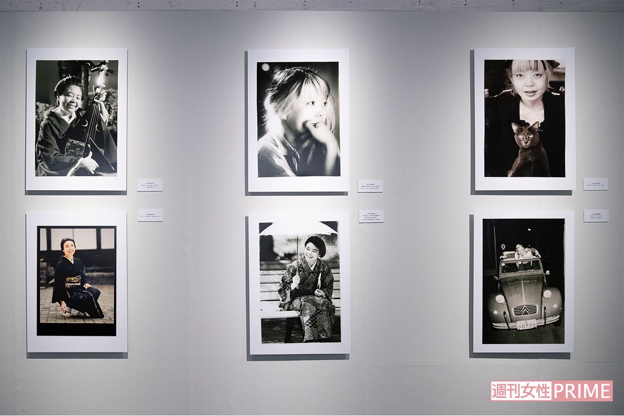 幼少期から結婚当時、晩年まで……と、希林さんの素顔が伝わる貴重な写真を多数展示　撮影／齋藤周造