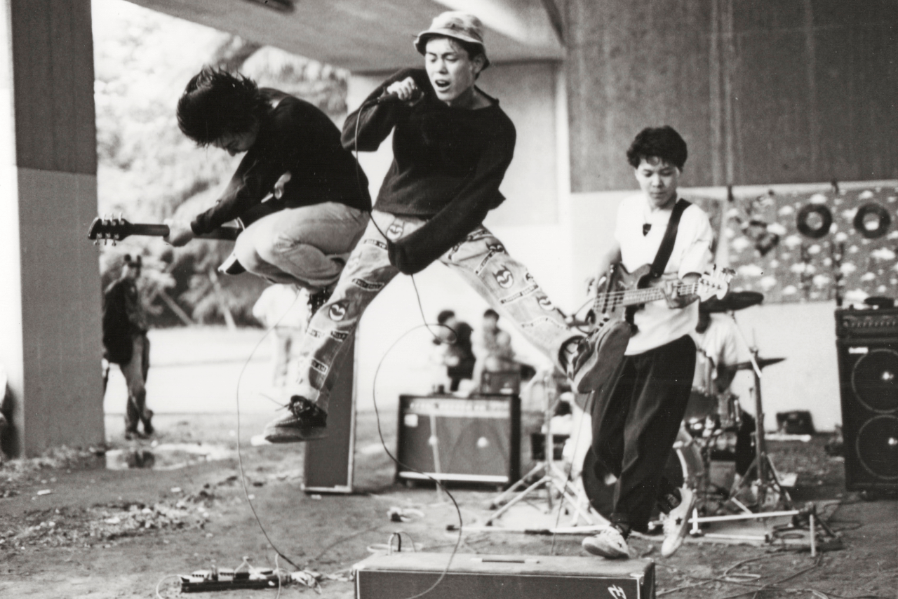 原宿の歩行者天国でライブ活動をしていたころのTHE BOOM。宮沢は大学の卒業式、衣装の上にコートを着て出席。そのままホコ天に駆けつけた