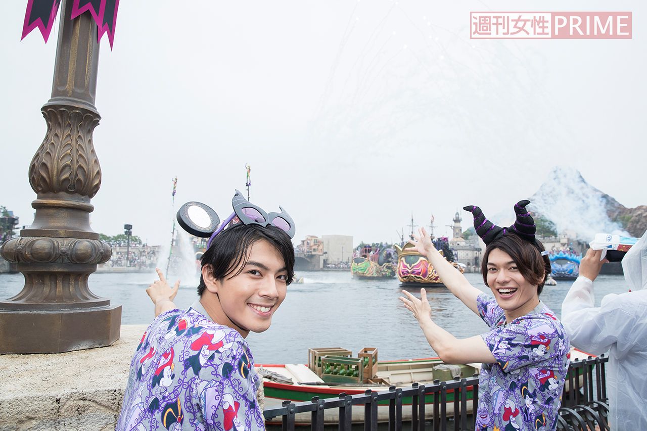 「ヒールはやっぱりカッコいい!」（中尾）、「おっ、次は悪役に挑戦!?」（崎山） 撮影／廣瀬靖士 (c)Disney