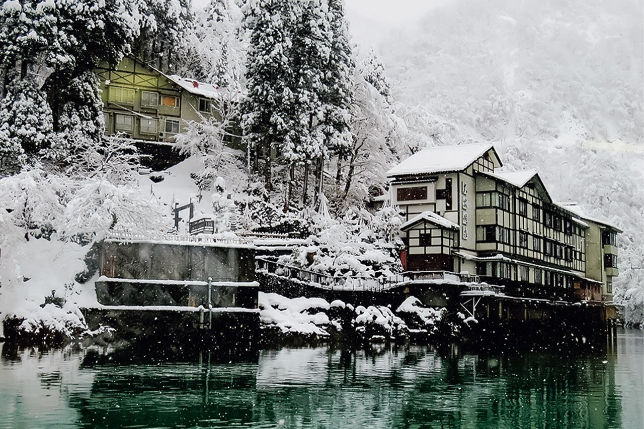 船でしかたどり着けない聖域の一軒宿・大牧温泉。日本の百名湯にも選ばれ、SNSでも話題。日帰りでも温泉の入浴を楽しめる