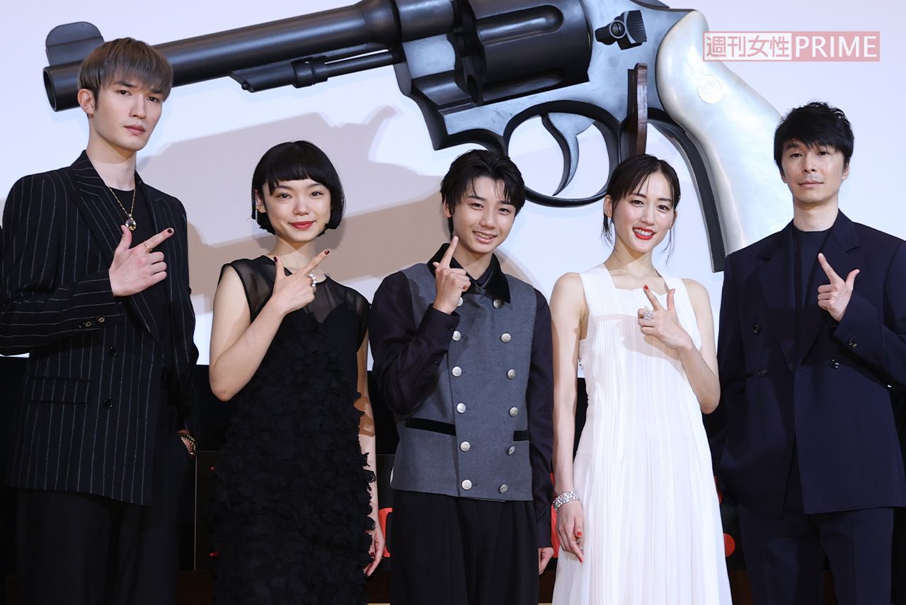 '23年8月、綾瀬はるか主演映画『リボルバー・リリー』の舞台挨拶。ジェシー（左）との共演が出会いのきっかけに