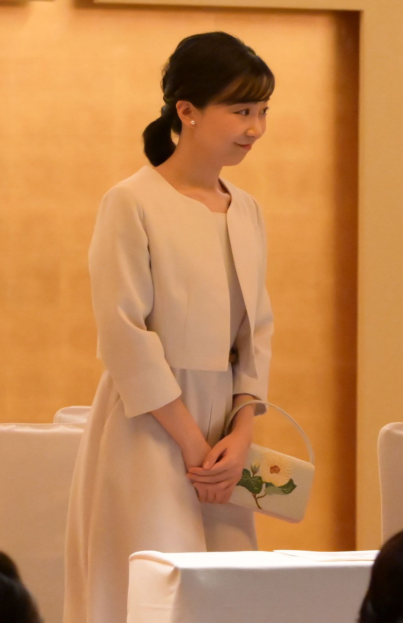 ご自身のお印「ゆうな」のような花がデザインされたバッグを手に(2025年9月12日)