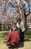 '17年の春、圭一さんとお花見を楽しむ川村さん(本人提供)