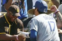 大谷翔平「しつこい“ヤジ将軍”」とのハイタッチに称賛！GOAT＝史上最高の選手と呼ばれる、これだけの理由