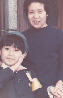 幼少期の歌川さん（左）を救った、たった1人の味方“ばあちゃん”と