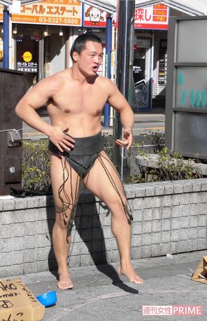 東京・高円寺の路上でパフォーマンスをする、ごっちゃんこさん