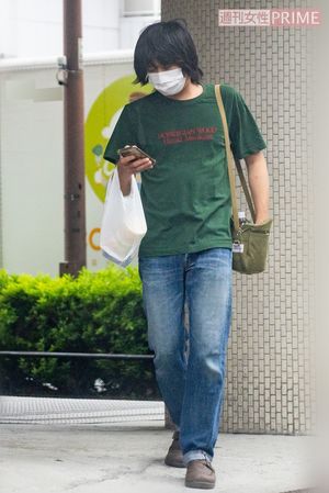 加納の住むマンションから出かける『ザ・ラヂオカセッツ』の山下秀樹