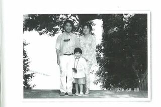 小室敏勝さん、小室佳代さん、小室圭さん（当時5歳）の家族3人で江ノ島へ（『ブランニューデイ』より）