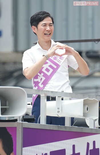 都知事選街頭演説でアイドルばりの「指ハート」を作ってみせる石丸伸二氏（2024年7月）