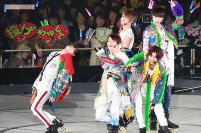 思い思いの自作うちわを掲げるファンたち（2019年・ジャニーズJr.8.8祭より）