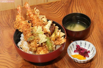 どどーんと巨大な海老天丼に味噌汁、漬物つき。甘辛いタレが絶品!　撮影／近藤陽介