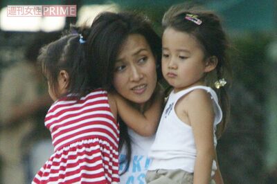 2005年、Cocomi（写真右）とKoki（写真左）を軽々と抱っこする工藤静香