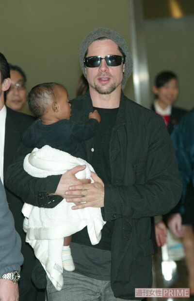到着した空港ではアンジーの養子を抱っこ。パートナー関係が長く'14年に結婚も'16年に破局（撮影／本誌写真班）