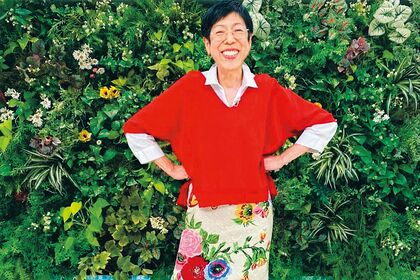 NHK『あさイチ』に登場した際には、真っ赤なカーディガンに花柄のタイトスカート、赤いヒールと、年齢を感じさせない生き生きとしたファッションが大きな話題を呼んだ