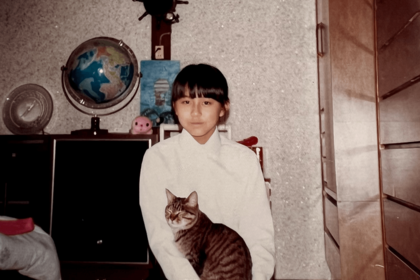 内気で人見知りな性格だったといい、幼少期は家の中で遊ぶことが多かった