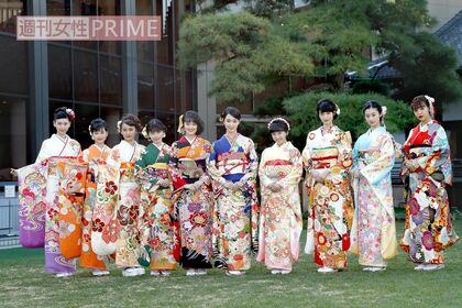 年末恒例、オスカープロモーションの晴れ着撮影会に美女が大集結（'17年）。左から是永瞳、井頭愛海、岡田結実、小芝風花、吉本実憂、剛力彩芽、本田望結、高橋ひかる、井本彩花、藤田ニコル。撮影／伊藤和幸