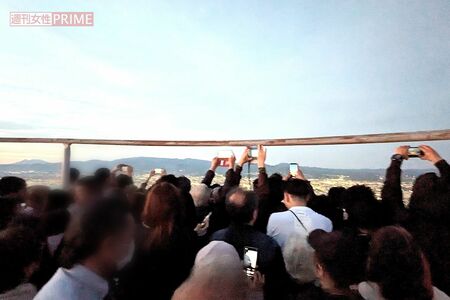 24年5月、北海道・函館山。平日にも関わらず多くのインバウンドが訪れていた（編集部撮影）