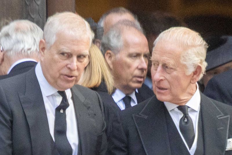 チャールズ国王と、弟のアンドリュー元王子（左）。兄弟仲は悪くないそうだけど……