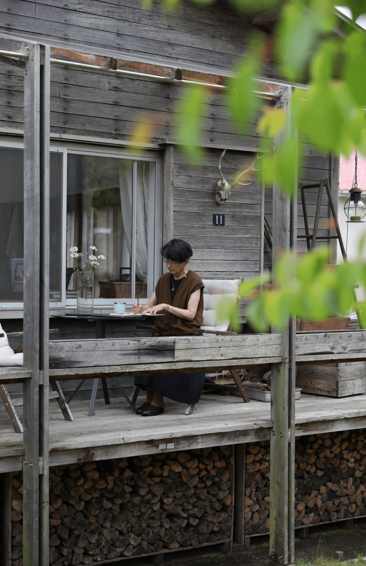 庭を眺めながらデッキで本を読んだり、お茶をしたり