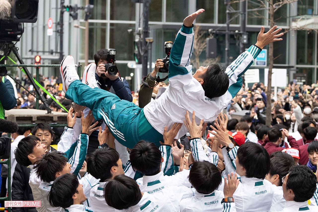 胴上げをされる原晋監督（青学大）撮影／北村史成