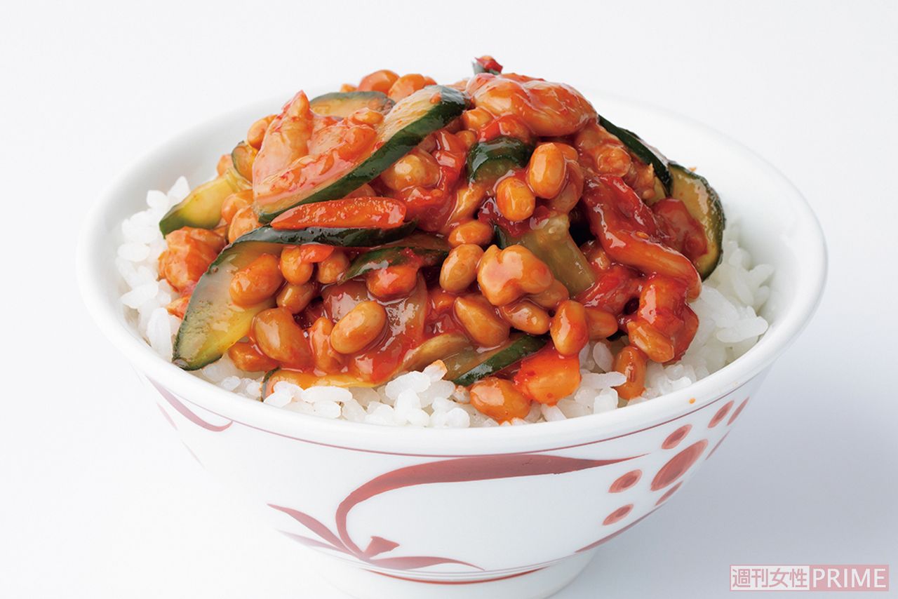 チャンジャときゅうりの納豆丼　撮影／矢島泰輔