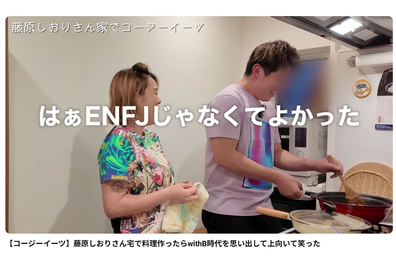 二の腕にがっつりタトゥーらしきものが入っている藤原しおり（YouTubeチャンネル「コージめしちゃんねる」より）