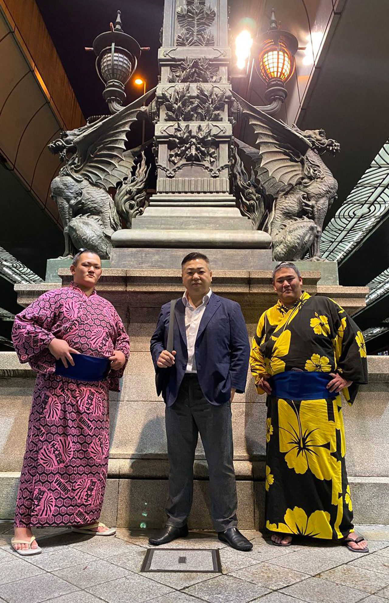 2023年6月、親方（中央）と仲良く並ぶ千代獅子（左）に千代天富（Xより）