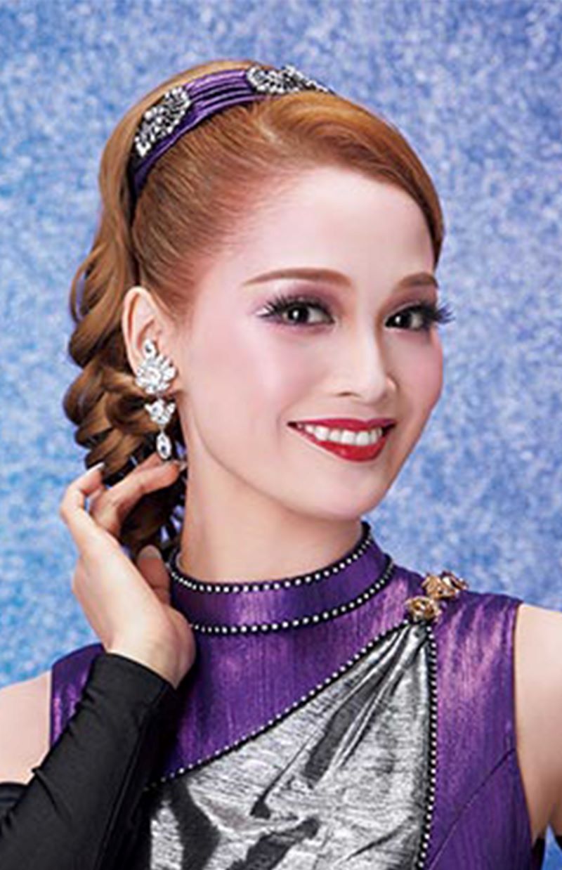 Aさんにヘアアイロンを押し当てヤケドさせたとされる宙組の天彩峰里（宝塚公式HPより）