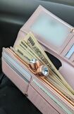 写真は20万円が入った財布。永田さんの教えどおり、小銭は小銭入れに入れてお札とは別に