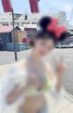 ディズニーで胸元を露出する女性(本人Xより)