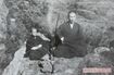 山に登り、崖を背にして、目の前には真剣を立てて座禅する『刀岳の禅』の様子