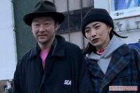 浅野忠信、18歳年下の新妻・中田クルミと人目も気にせず渋谷でイチャイチャ！ デート現場を目撃撮