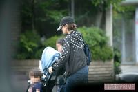 劇団ひとり、ワンオペはさせない!?  妻・大沢あかねの誕生日に小走り帰宅