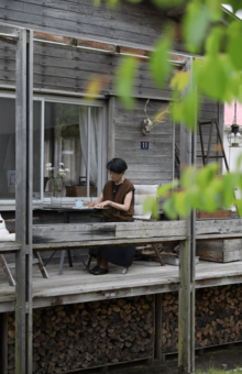 庭を眺めながらデッキで本を読んだり、お茶をしたり